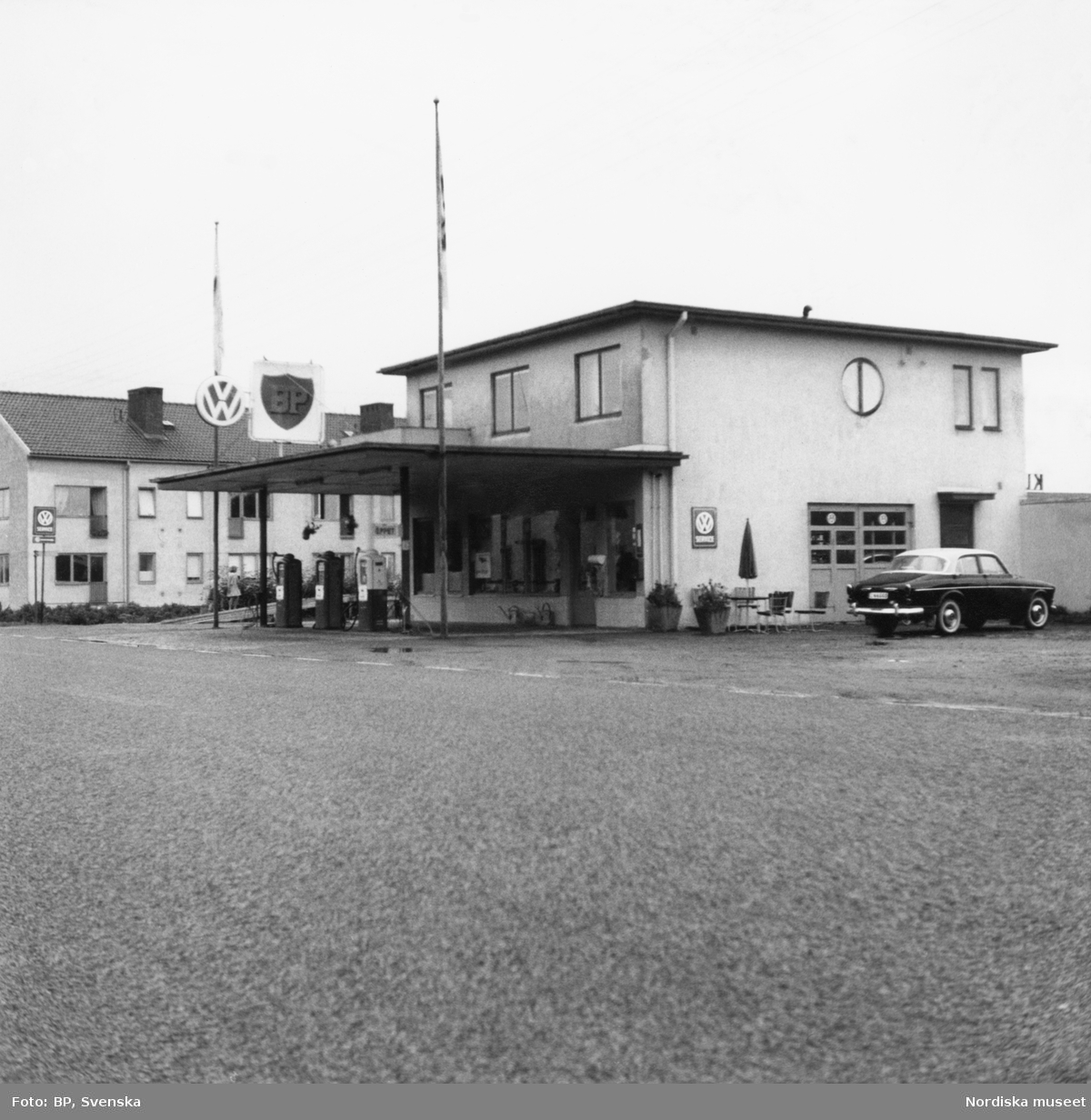 BP:s bensinstation på Helsingborgsvägen, Klippan, Skåne. Volvo Amazon parkerad bredvid byggnaden.