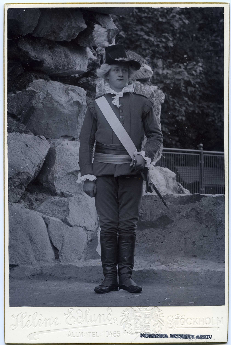 Hoglandssoldat på Skansen 1901. Man klädd i gustaviansk militäruniform av sent 1700-talssnitt.