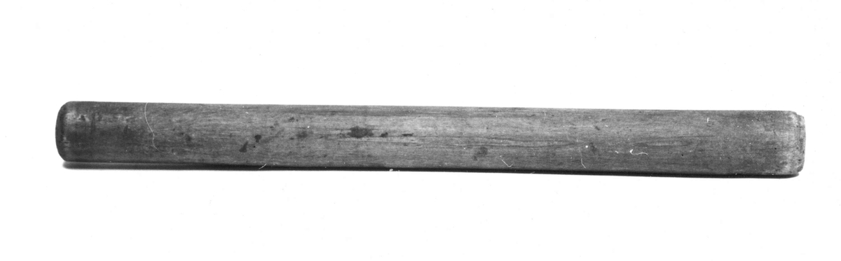 a. Mangelbräde av trä. Inristat: 1740 iis. Intappat handtag fäst med träplugg. Rester av läderögla för upphängning.
b. Rulle av trä.