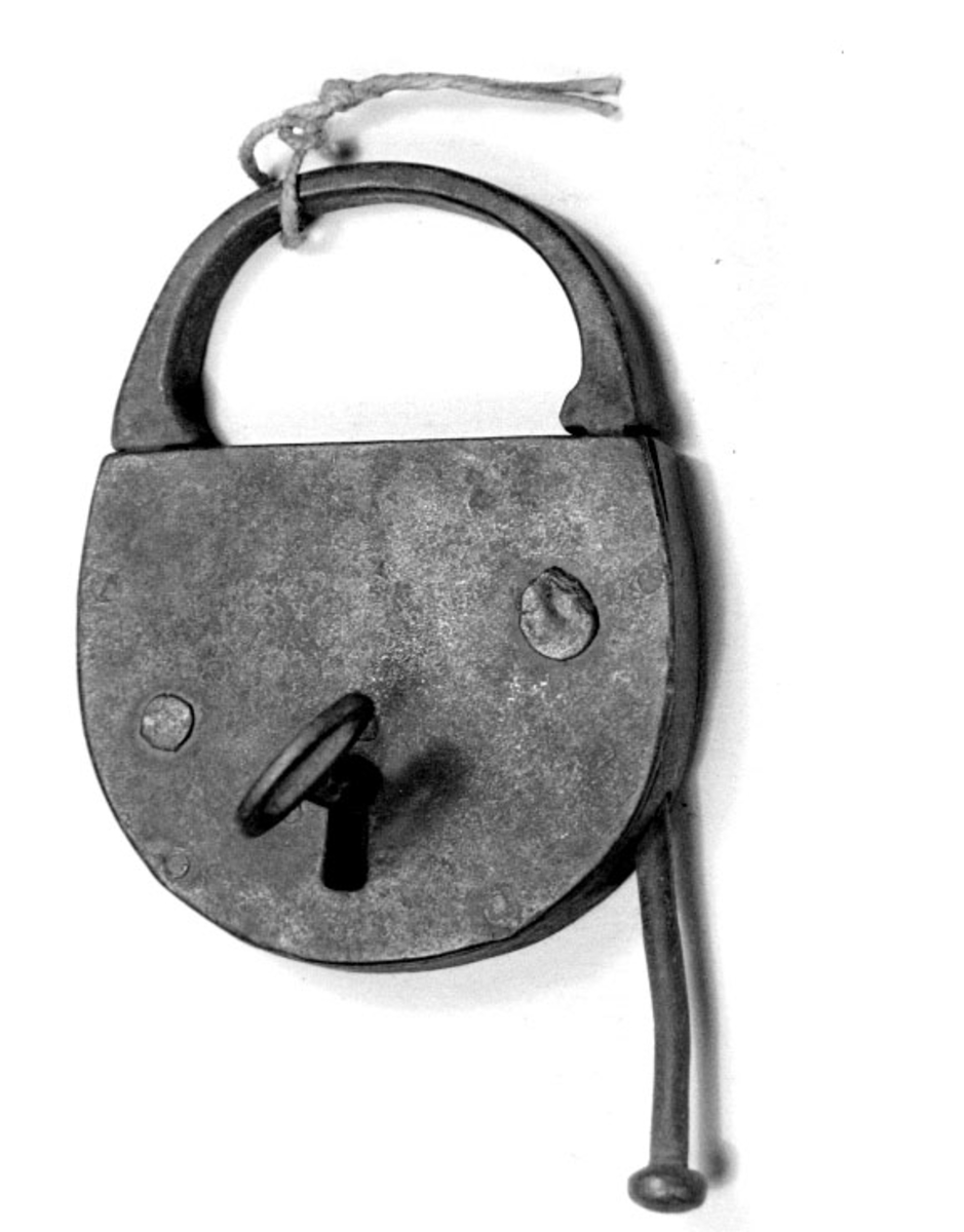 Hänglås av järn med nyckel, s.k. polhemslås.
