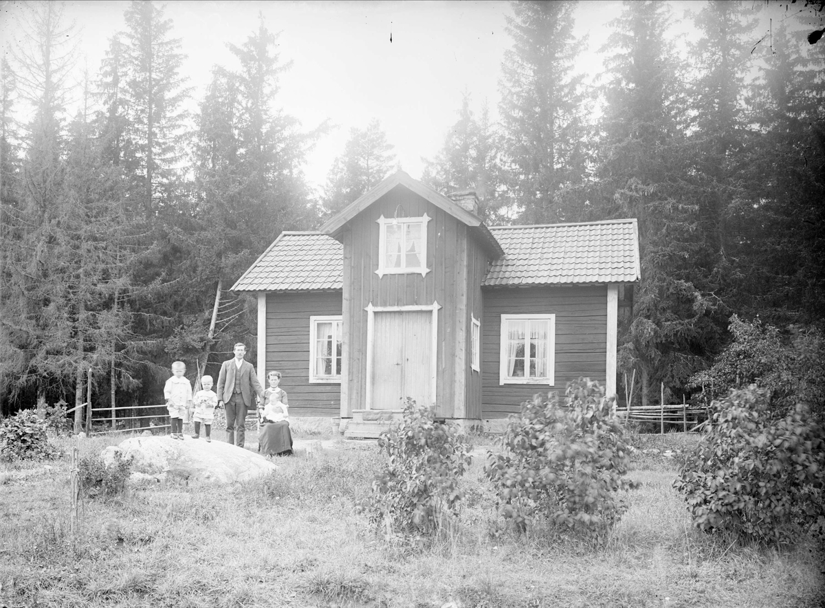 "Anton och Ida Petterson jämte barn utanför deras bostad Rotbrunna Sparrsätra", Härnevi socken, Uppland 1918