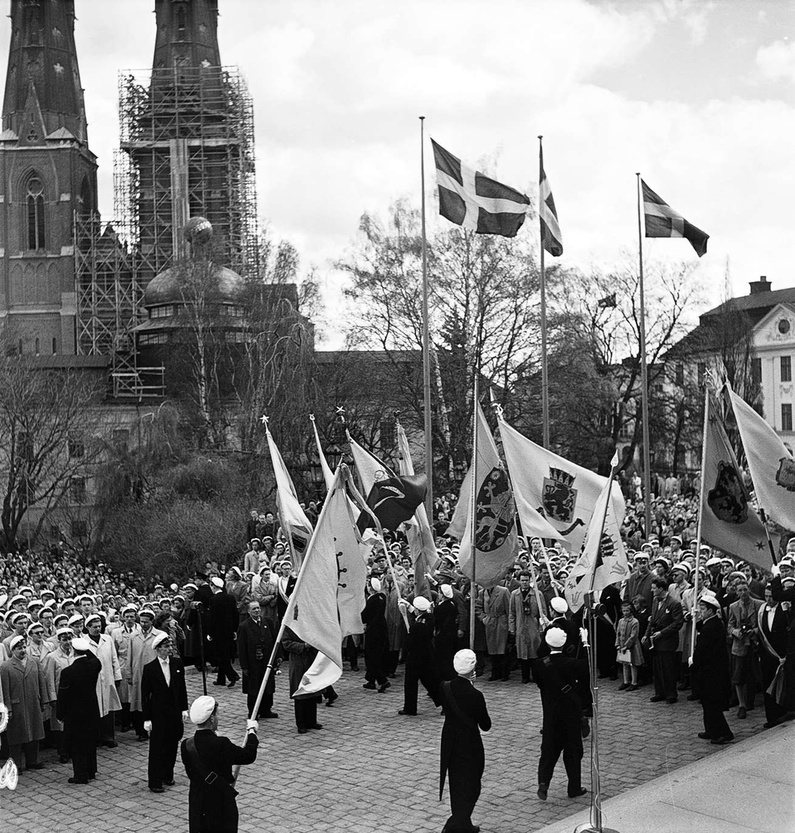 Studenter hyllar kung Gustav VI Adolf, Universitetsparken, Uppsala före 1953