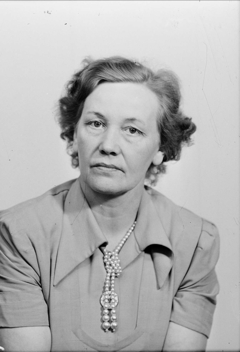 Ateljéporträtt - "fru Wessberg", sannolikt Uppsala, 1950