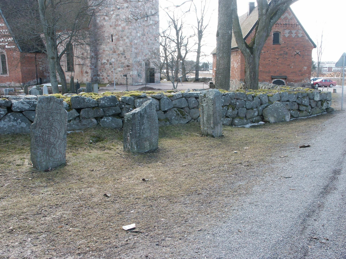 Runstenar vid kyrkogårdsmuren, Vaksala kyrka, Uppsala 2006  