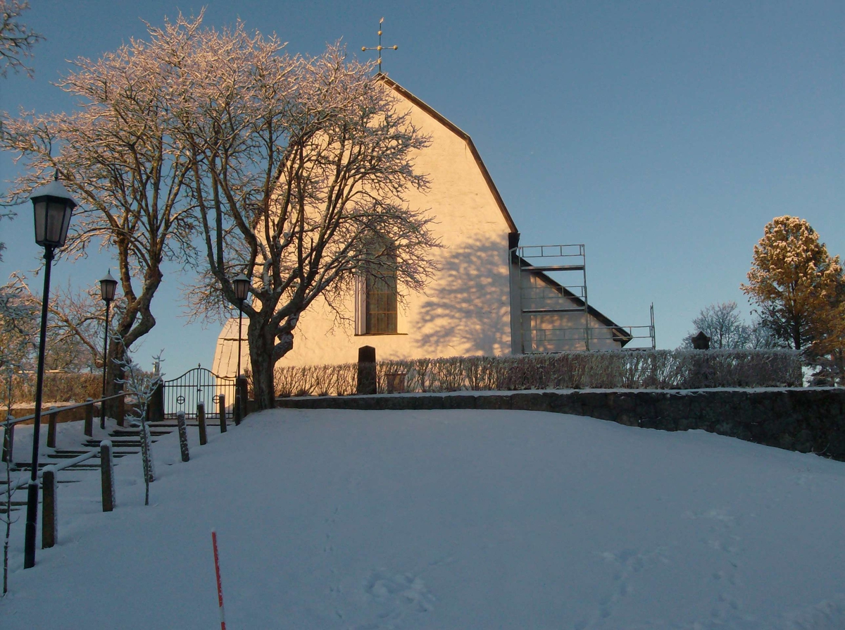Tolfta kyrka från öster, Uppland 2010