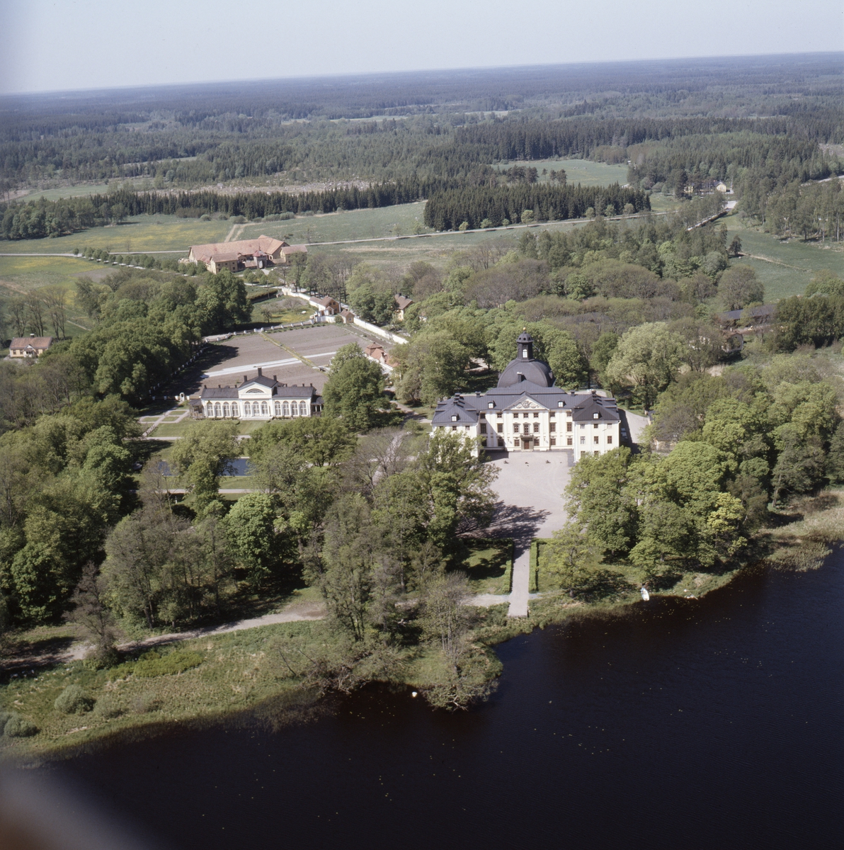 Vy över Örbyhus slott vid Vendelsjön, Vendels socken, Uppland, juni 1989