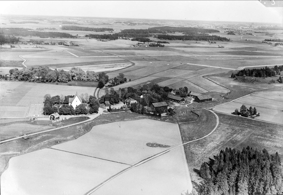 Flygfoto över Börje med omgivande odlingslandskap, Börje socken, Uppland 1936