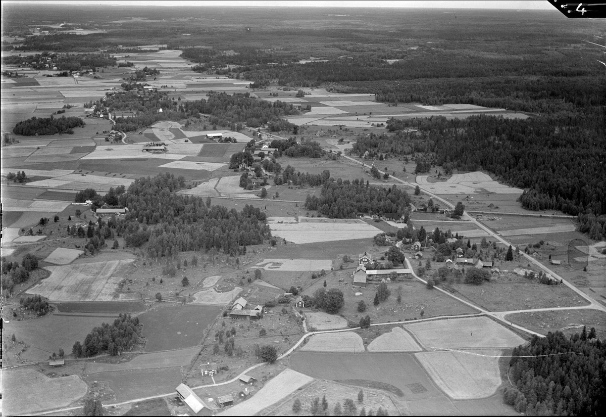 Flygfoto från söder över Berg, Skyttvreten, Upplanda och Gyllby, Tegelsmora socken, Uppland 1936
