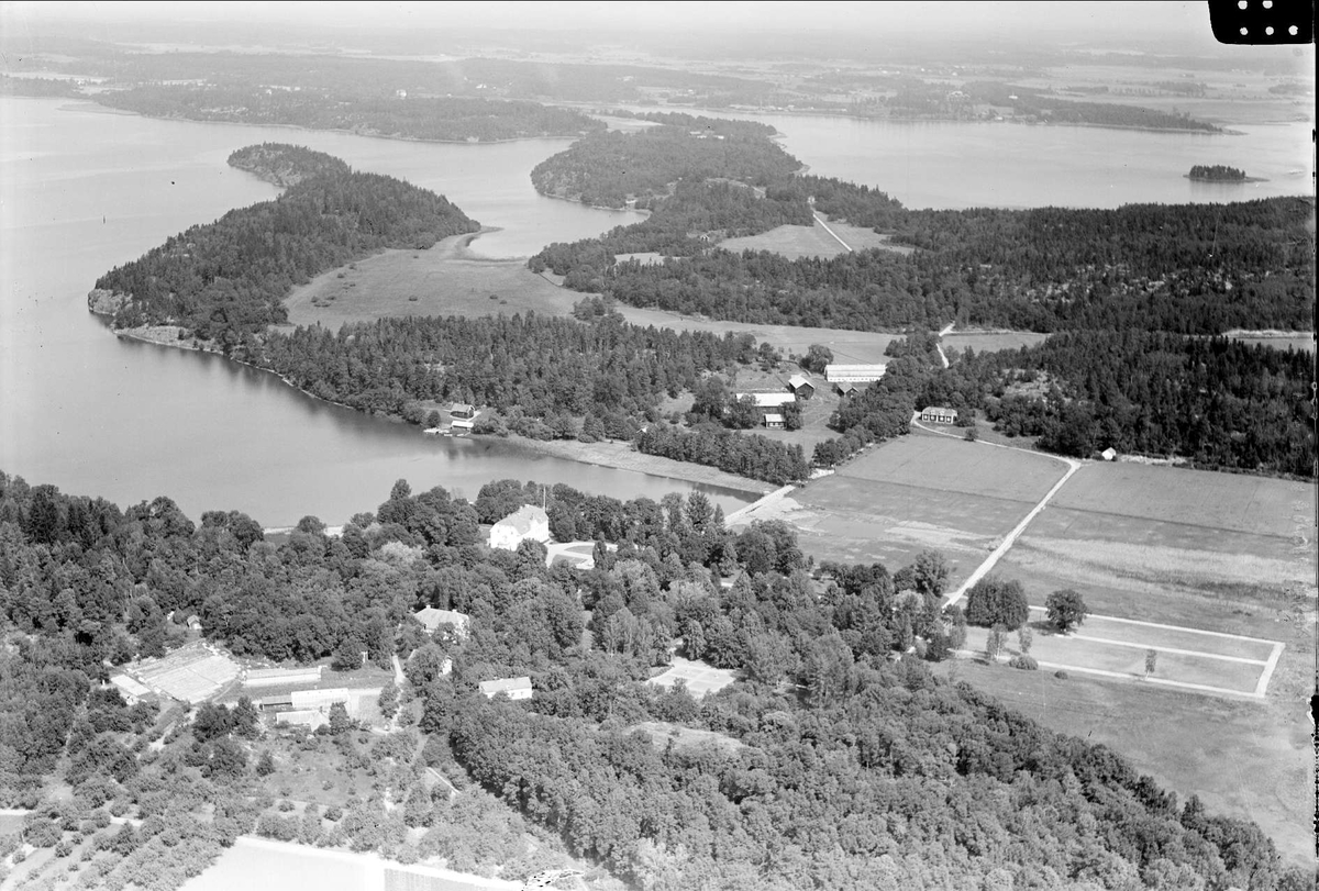 Flygfoto över Ådö gård och Säbyholmsviken, Låssa socken, Uppland 1938