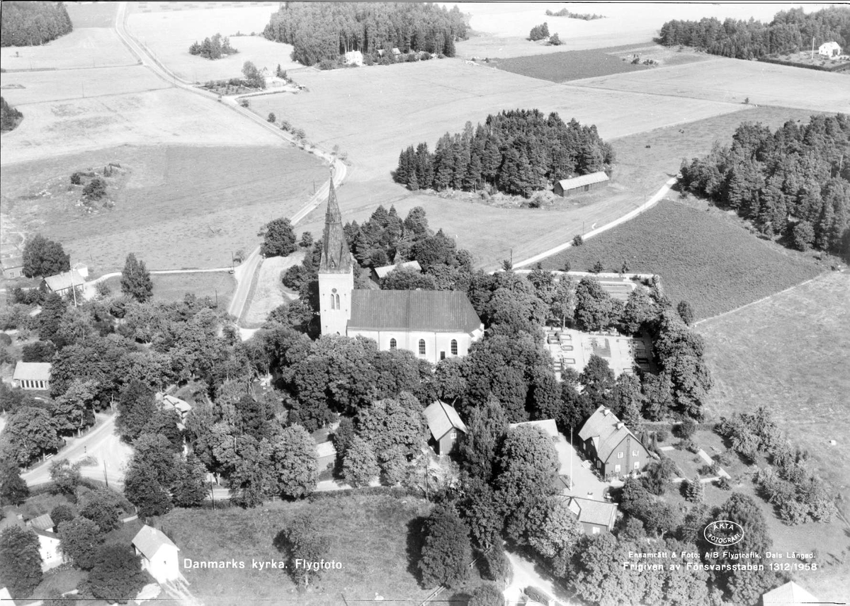 Flygfoto över Danmarks kyrka, Danmarks socken, Uppland 1958