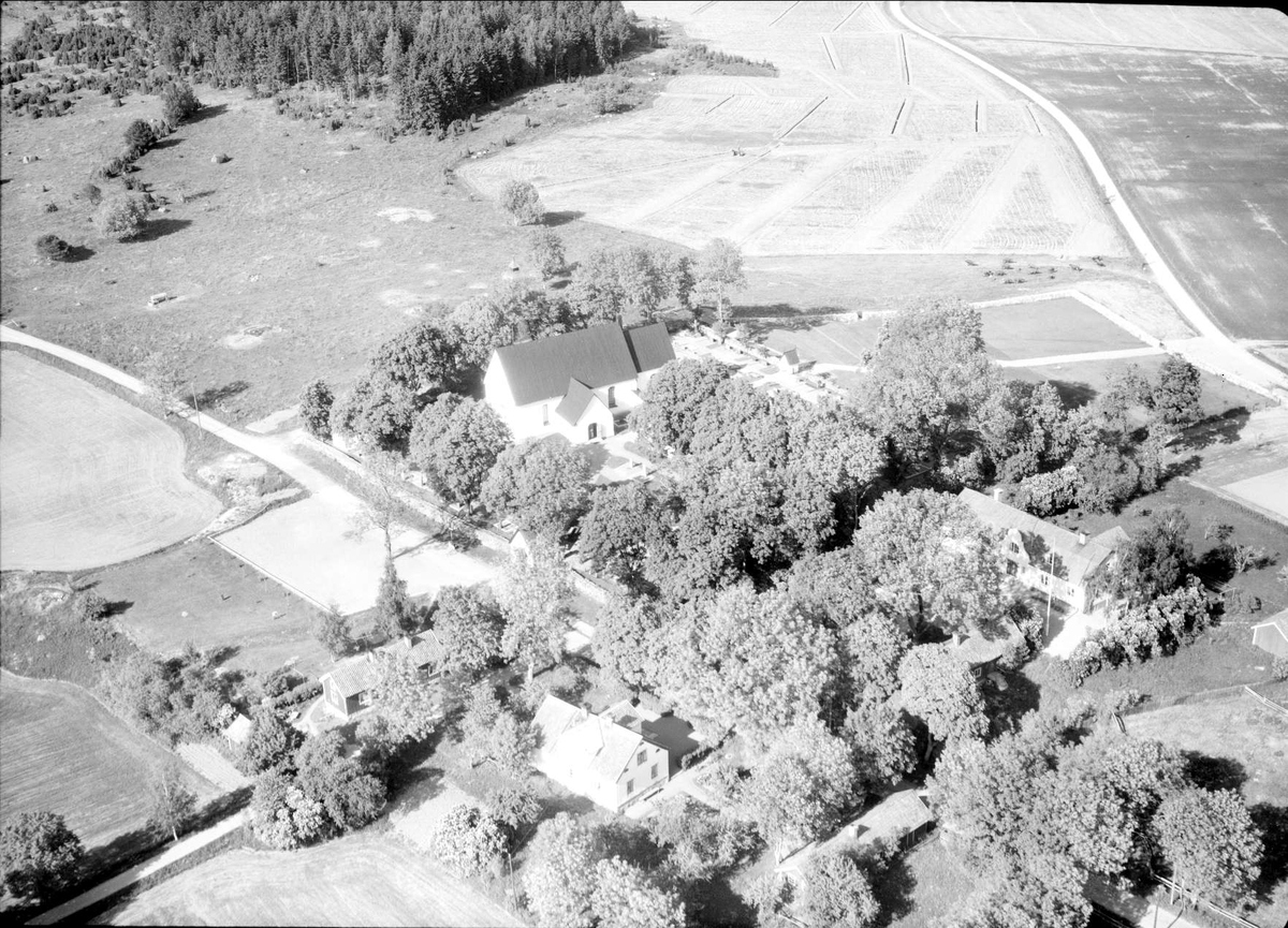 Flygfoto över Villberga kyrka, Villberga socken, Uppland1963