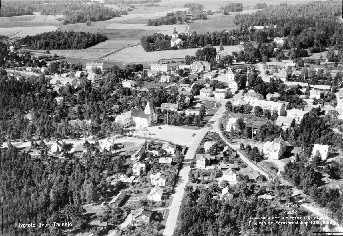 Flygfoto över Tärnsjö och Nora kyrka, Nora socken, Uppland 1958