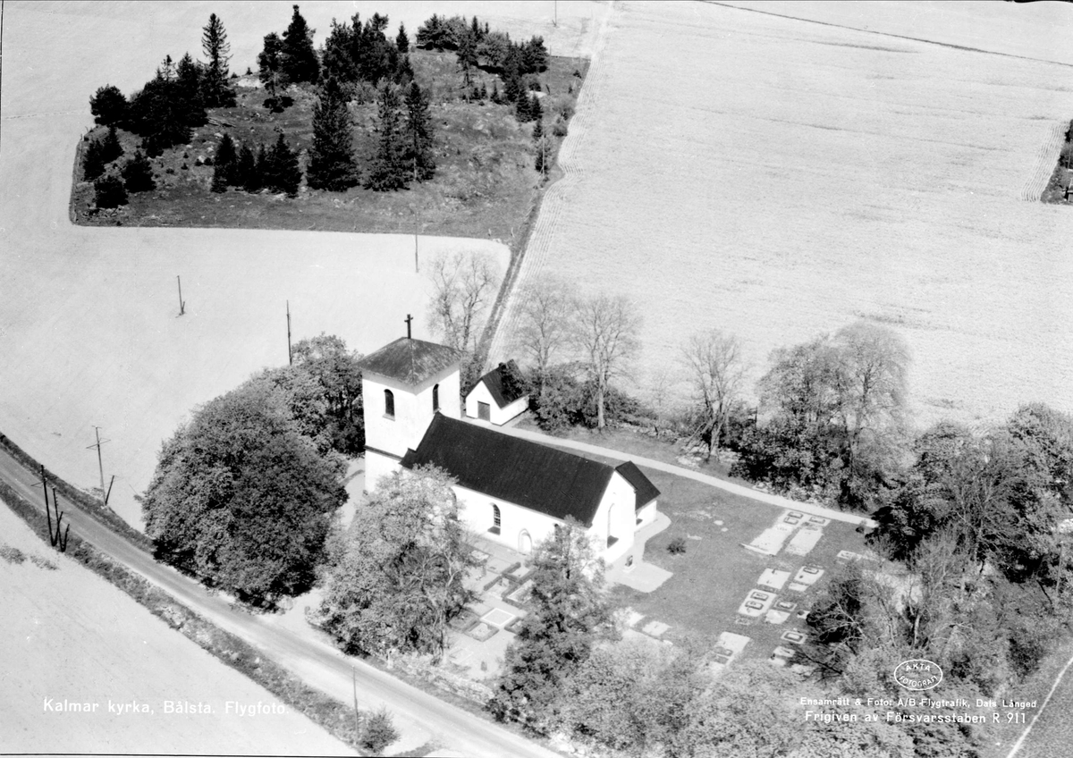 Flygfoto över Kalmar kyrka, Kalmars socken, Uppland 1955