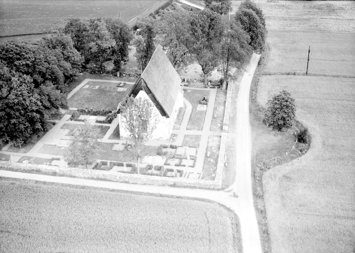Flygfoto över Fittja kyrka, Fittja socken, Uppland 1947