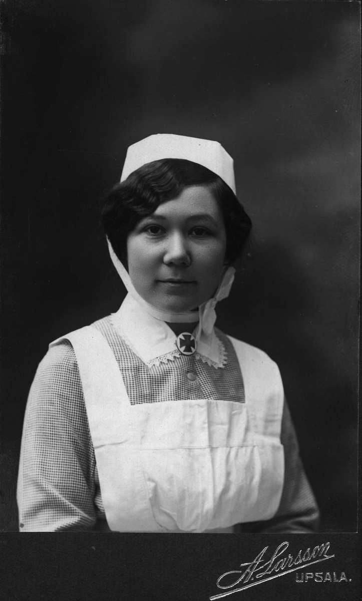 Kabinettsfotografi - kvinna i sjuksköterskeuniform, Uppsala