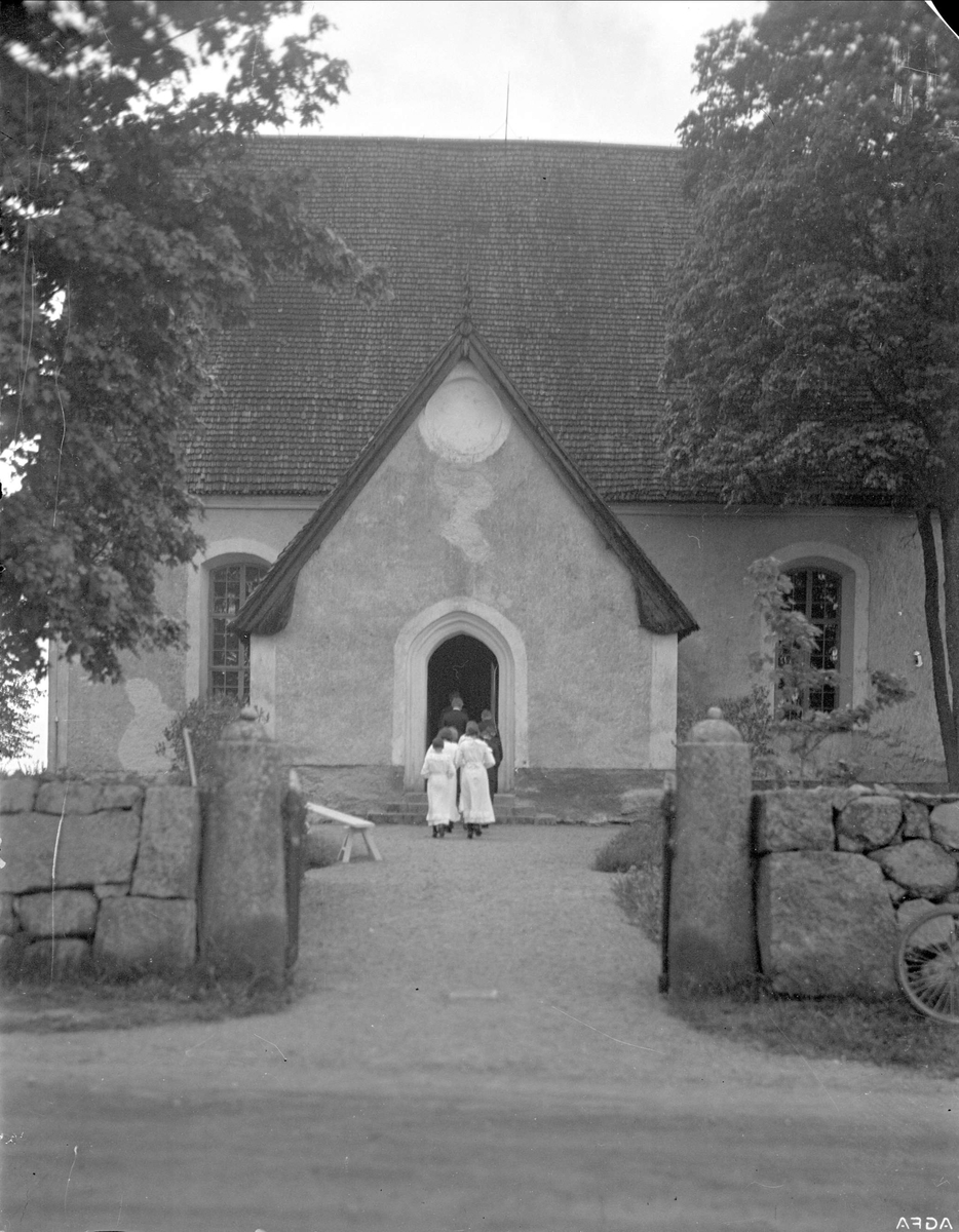 Konfirmander på väg in i Viksta kyrka, Viksta socken, Uppland 1935