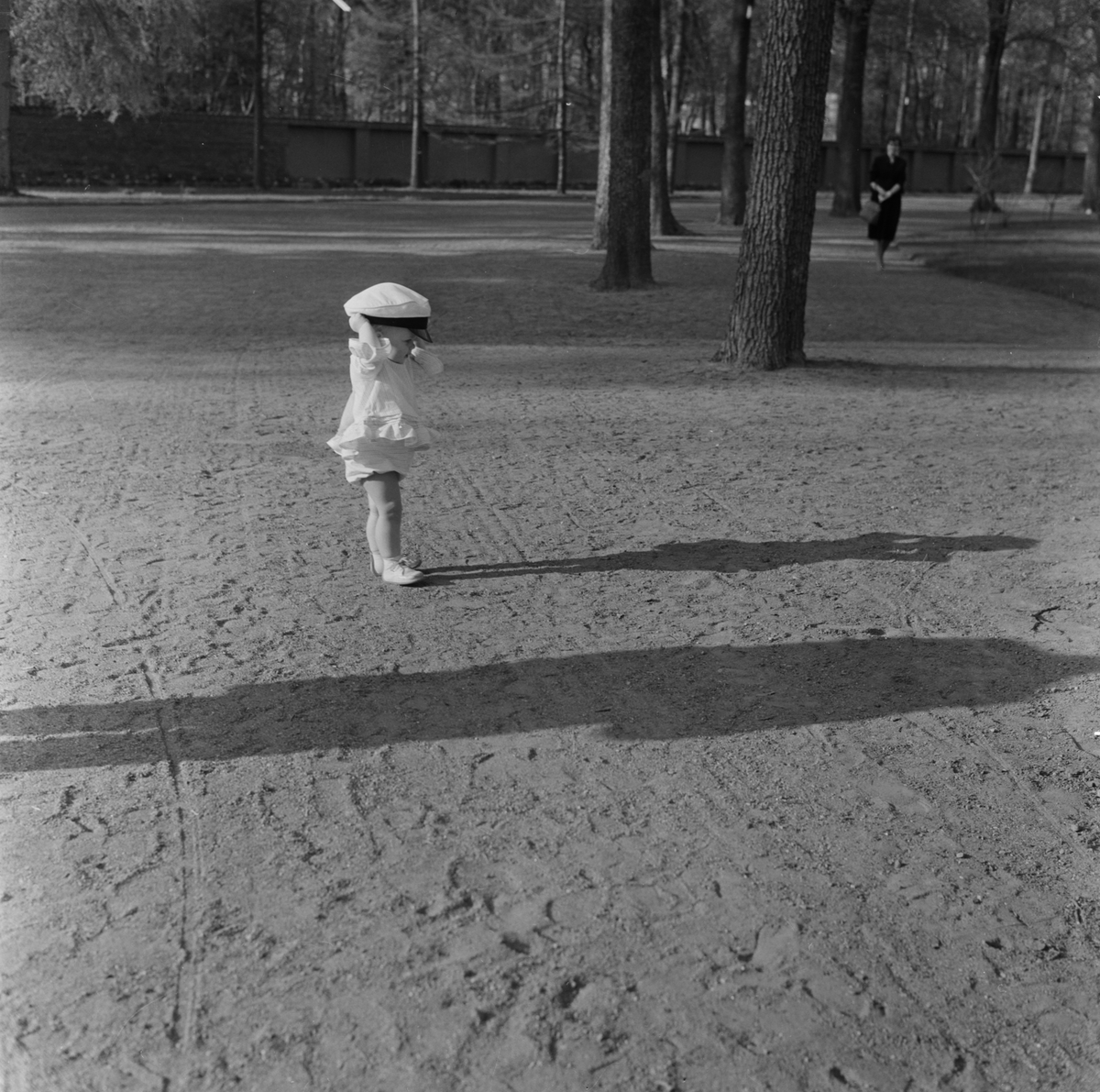 Liten pojke i Carolinaparken i Kåbo, Uppsala