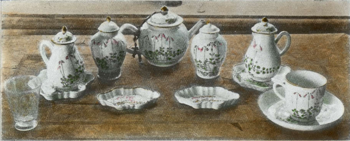 Bild ur skrift av servis med tekannor, koppar och fat, dekorerade med linneor