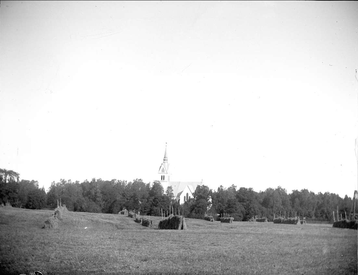 Mark med höhässjor och Skutskärs kyrka, Älvkarleby socken, Uppland juli 1916