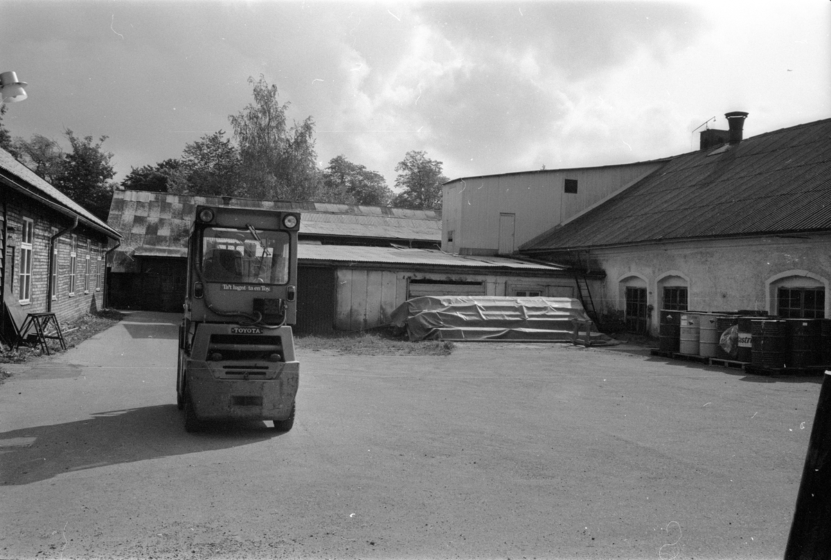 Vy från nordväst över mekanisk verkstad, lagerlokal och före detta gjuteri, Vattholma bruk, Vattholma, Lena socken, Uppland 1978