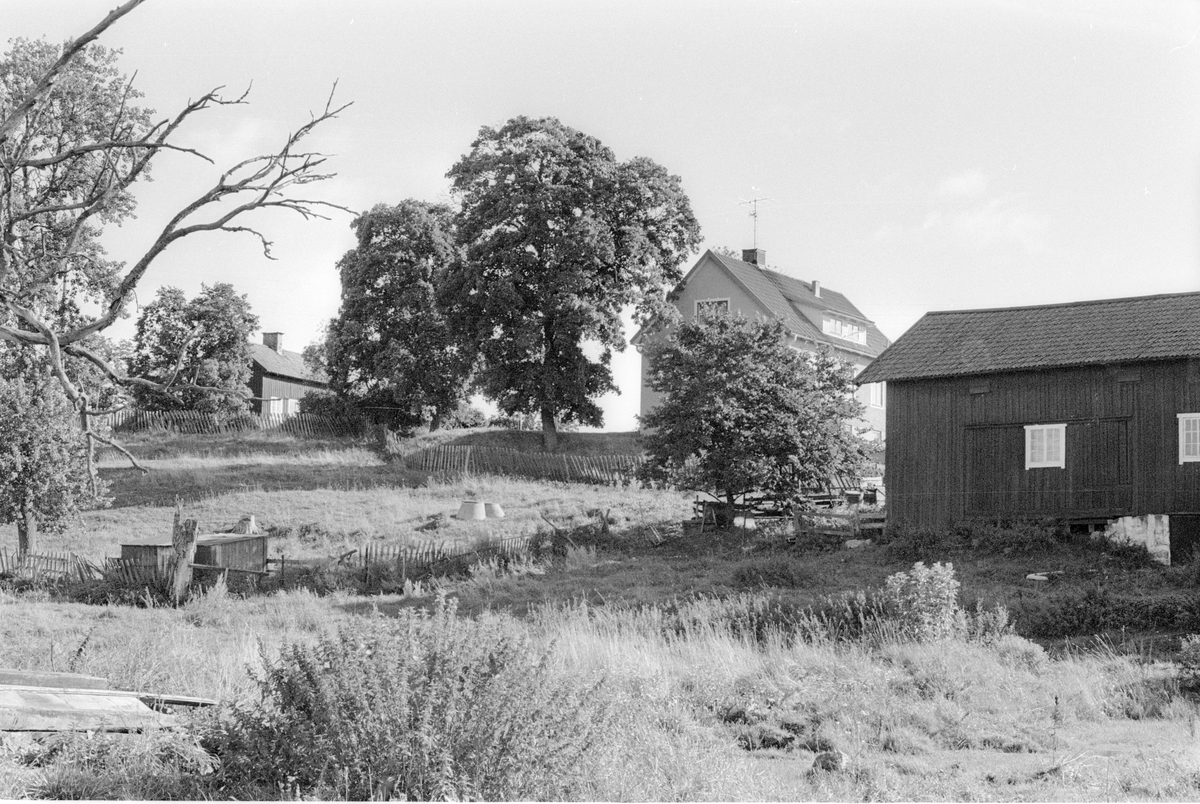Vy över brygghus, sommarkök, före detta mangårdsbyggnad, lider, magasin och vedbod,  Kunsta 1:1, Kunsta, Lena socken, Uppland 1978