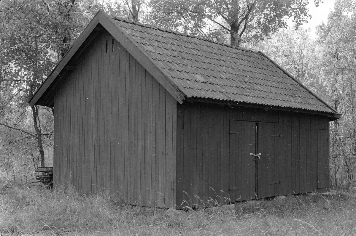 Redskapsbod, förråd och hemlighus, Tippet, Lena socken, Uppland 1978