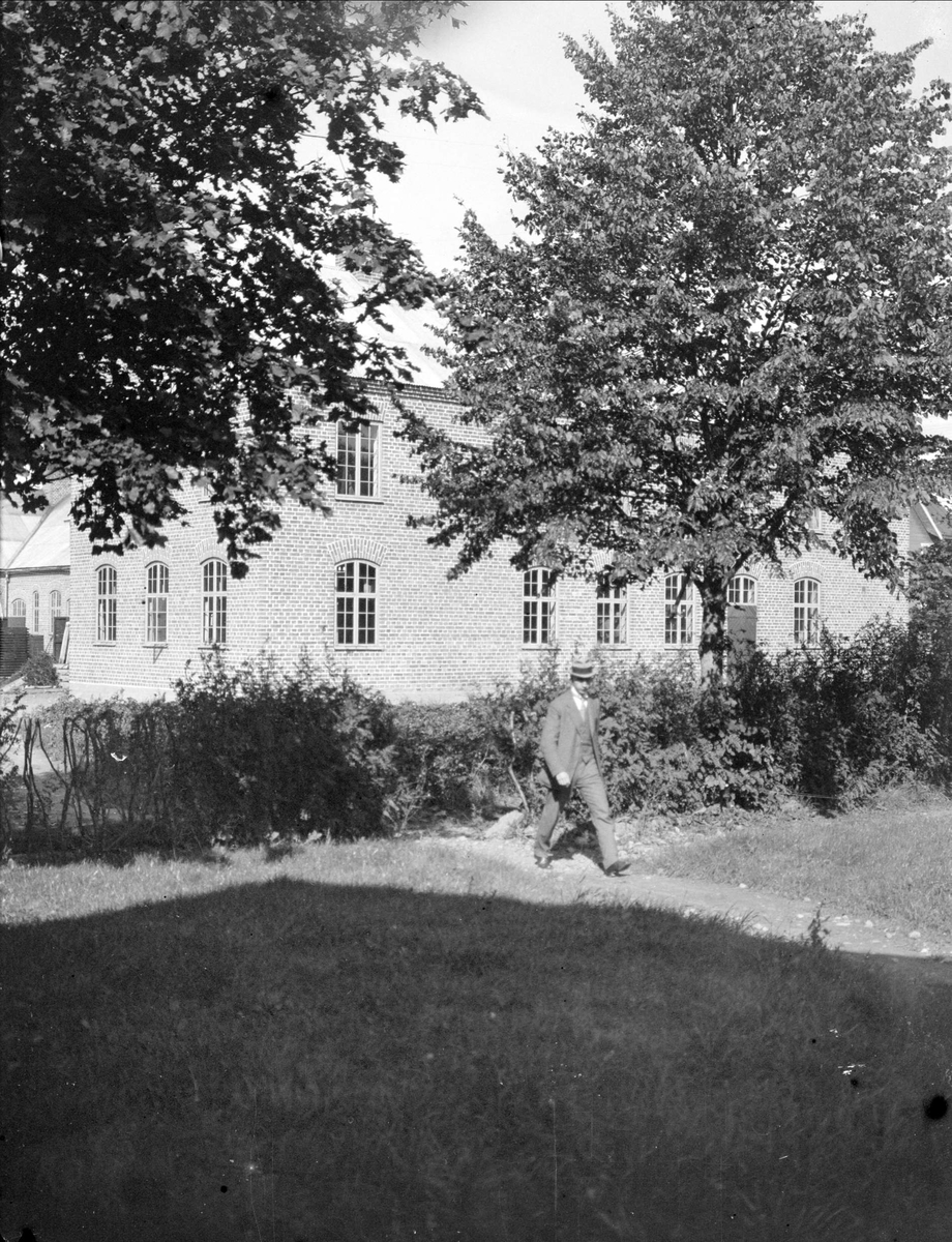 Kamrer Samuel Pettersson utanför fabriksbyggnaden, C G Petterssons Eftr Vagn- & Redskapsfabrik, Tierp, Uppland omkring 1920