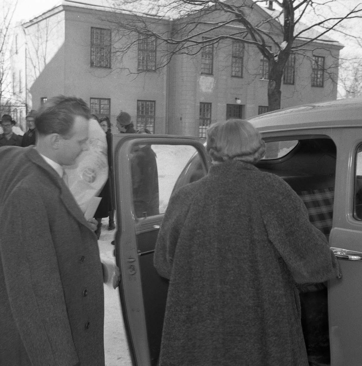 Brudparet Wiklund på väg in i bilen, Uppsala Ålderdoms- och sjukhem, Svartbäcken, Uppsala 1954