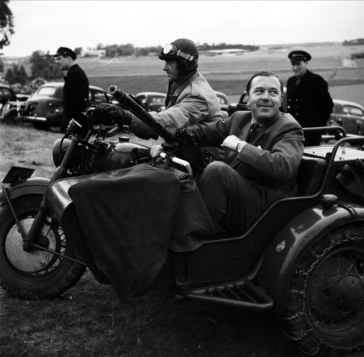 Prins Bertil i sidovagn på militärmotorcykel