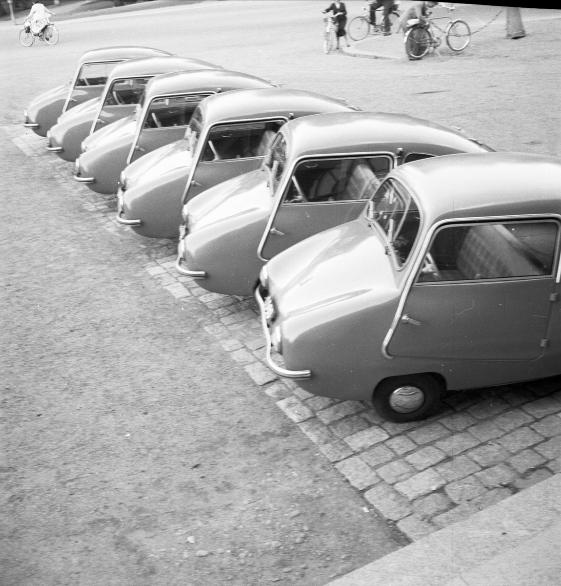 Mikrobilar utanför Carolina Rediviva, Uppsala 1954