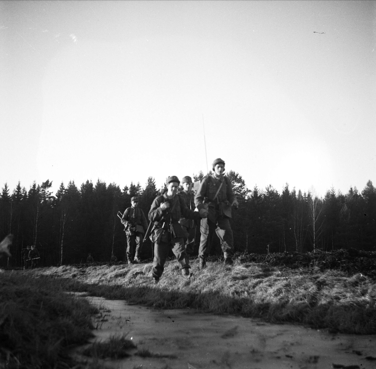 Soldater marscherar - på militärmanöver, sannolikt i Järva, Solna socken, Uppland sent 1940-tal
