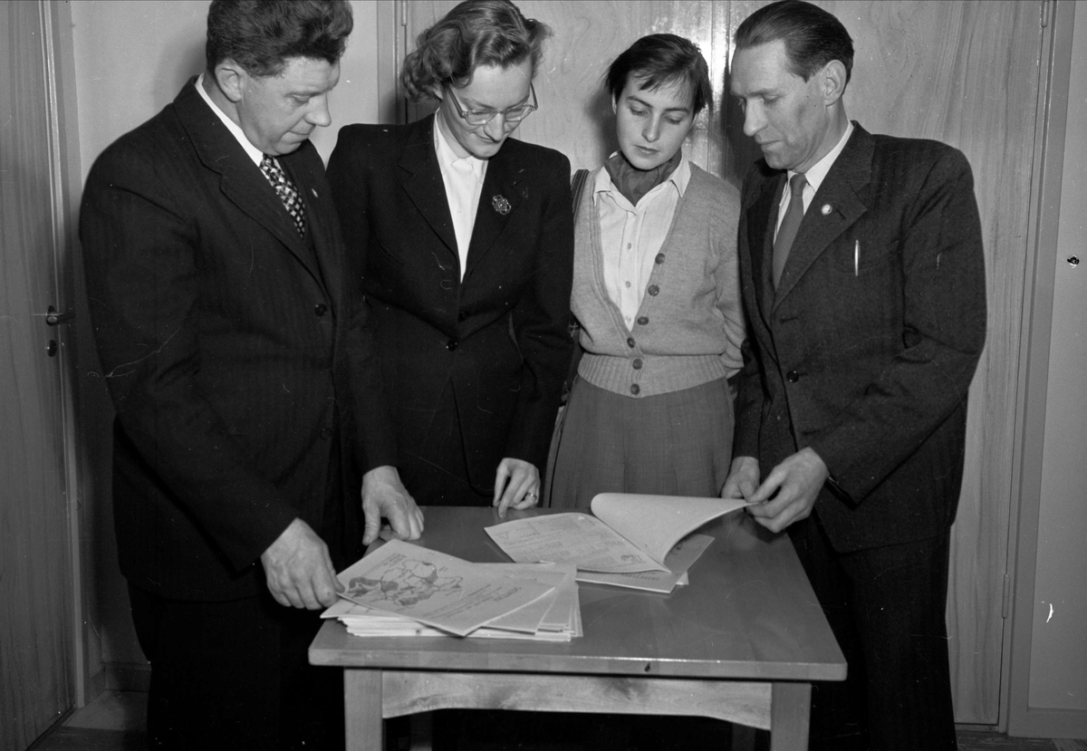 Folkbildningsförbundet genomför gallupundersökning i Närtuna, Skepptuna socken, Uppland 1953