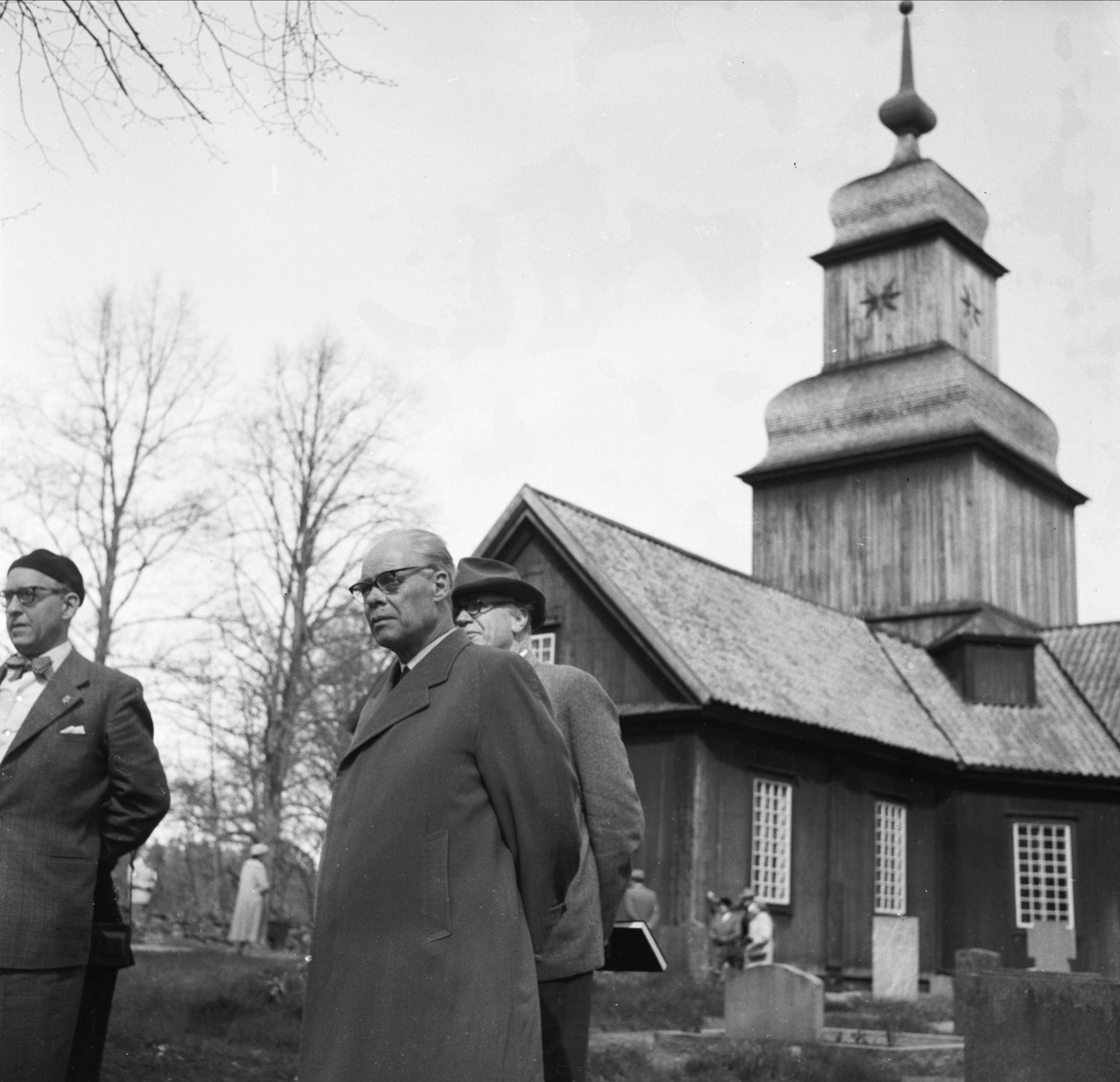 Upplands fornminnesförenings vårutflykt till Roslags-Kulla kyrka, Roslags-Kulla socken, Uppland 1955