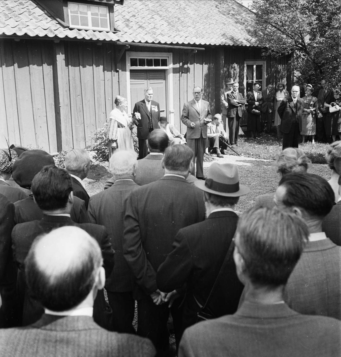Upplands Fornminnesförening har årsmöte på Härkeberga kaplansgård, Härkeberga socken, Uppland 1954