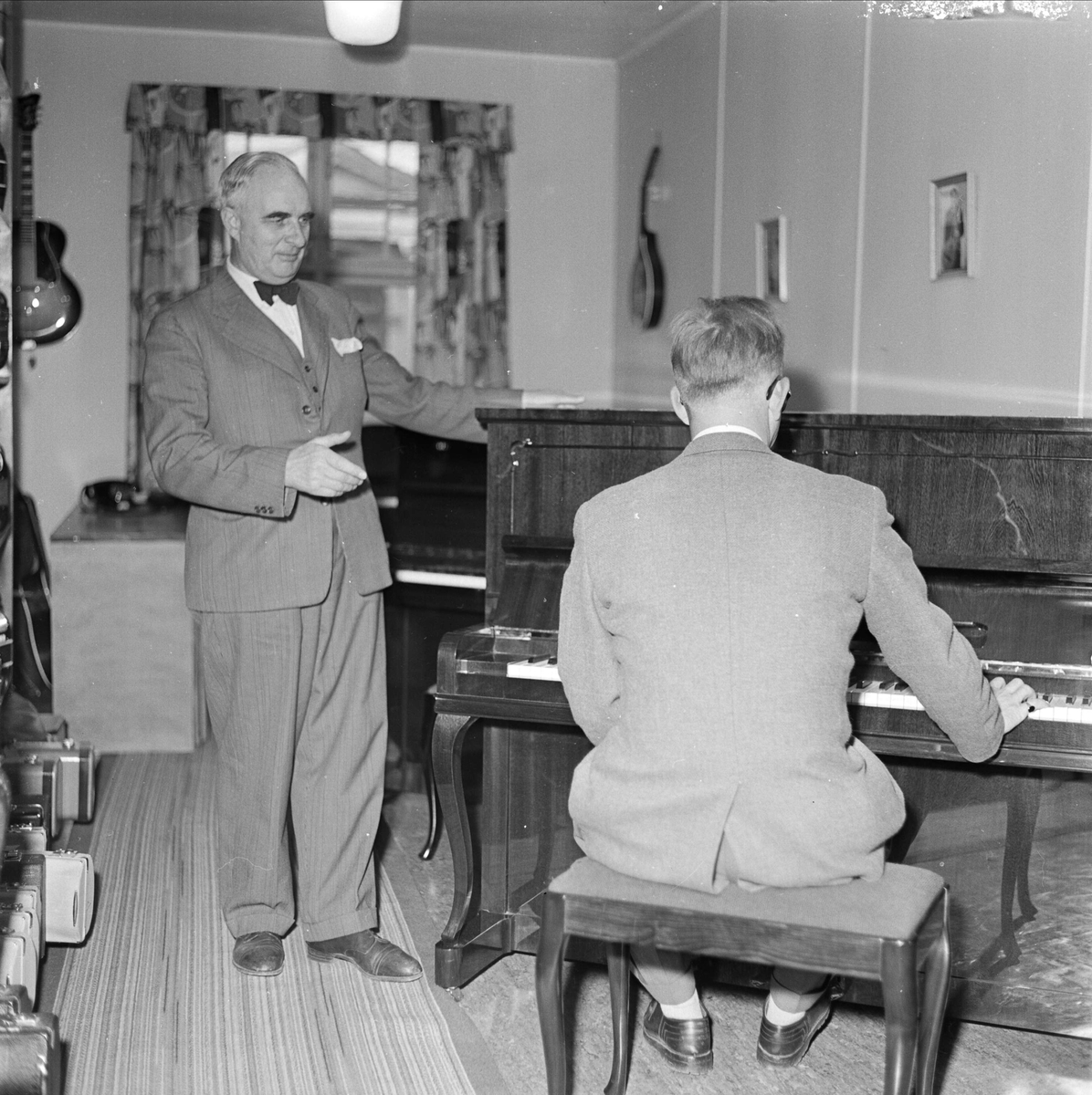 Pianospel i Rulfs musikaffär, Uppsala, oktober 1956