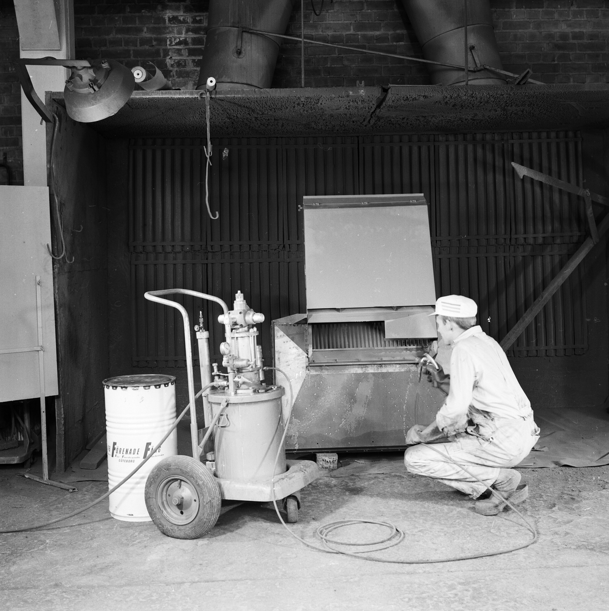 Målning av lantbruksmaskiner hos AB Westeråsmaskiner, sannolikt Morgongåva, Uppland, augusti 1962