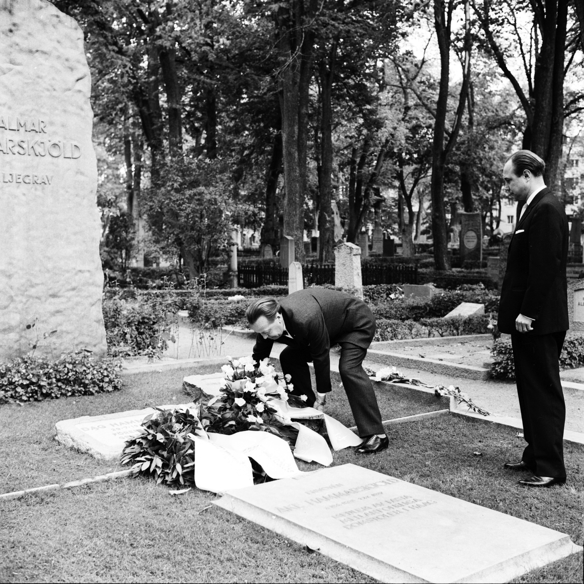 Kransnedläggning av Svenska FN-förbundet vid Dag Hammarskjölds grav, Uppsala gamla kyrkogård, Kungsgärdet september 1962
