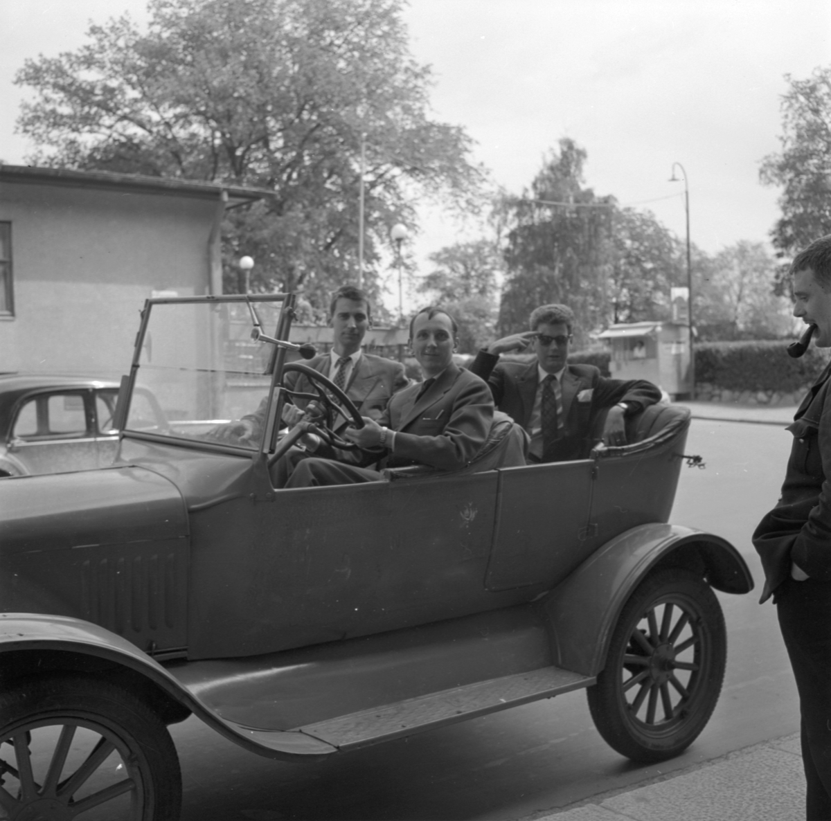 Rune Ek tillsammans med Claes Claesson och Sture Carlsson i revybilen ...