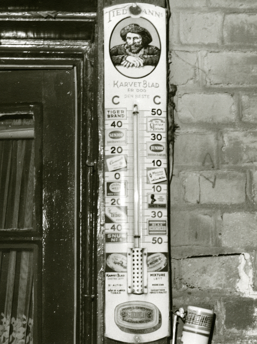 Termometer fra Tiedemann på fasade.