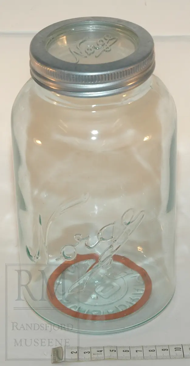 Form: rund
Sylinderformet glass med metall- og glasslokk