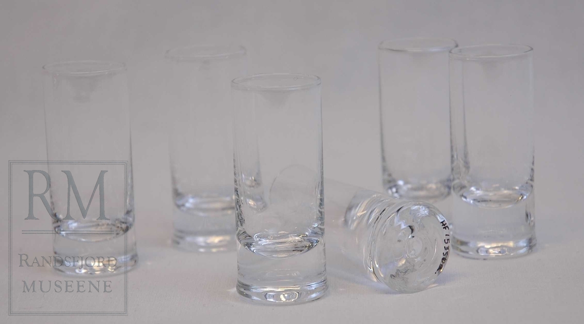 6 identiske, sylinderformede glass med tykk bunn. Rette vegger.