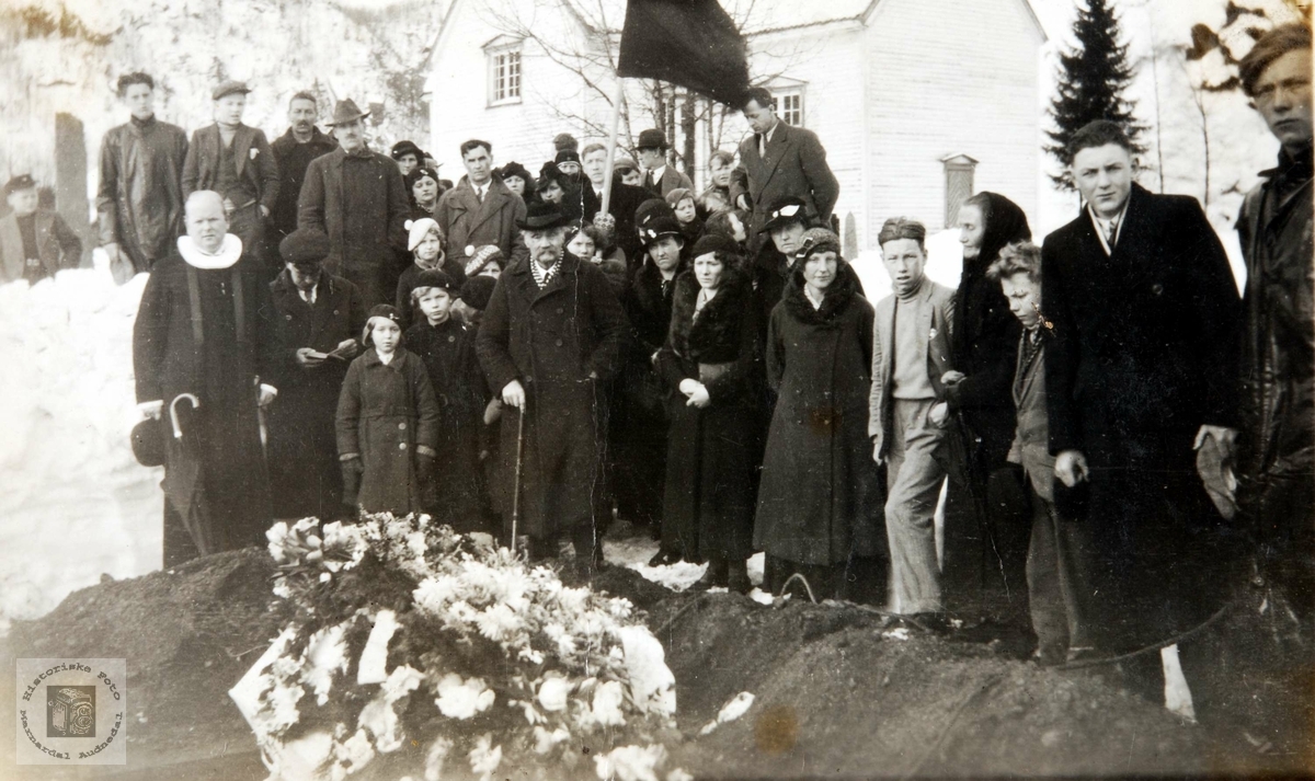 Begravelse til Rebekka Hunsdal på Konsmo kirkegård.