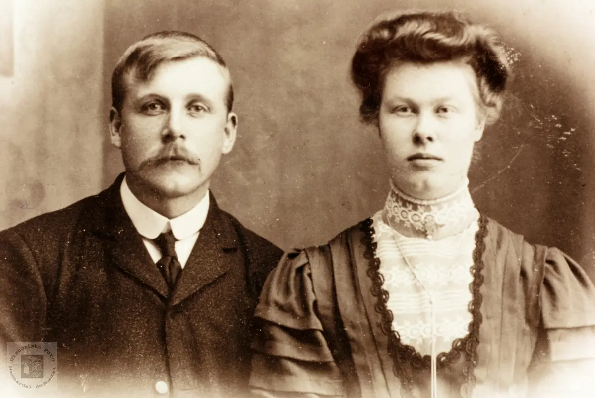 Portrett av ekteparet Ole Kristoffer og Ingeborg Føreland. Kvinesdal Audnedal.