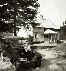 På panseret til onkels bil. Øvre Ågedal. Grindheim Audnedal.