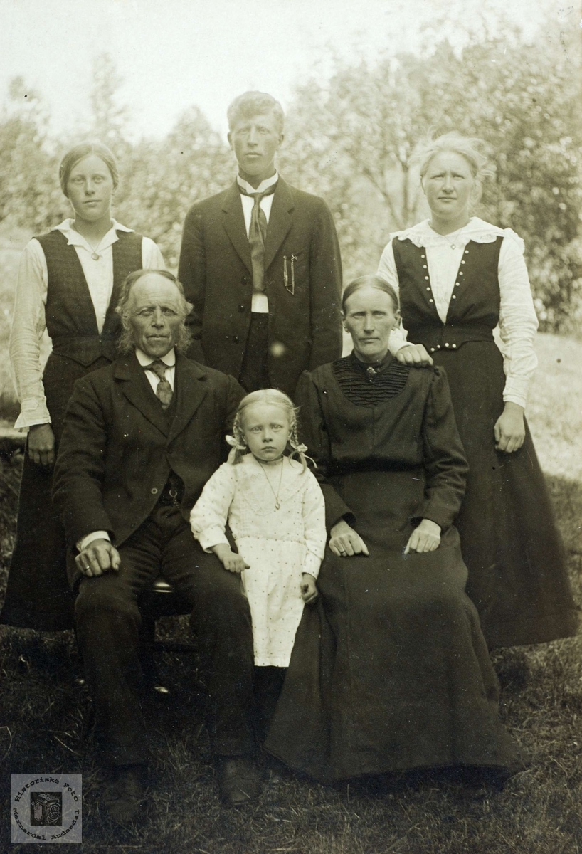 Familieportrett av familien Flottorp. Grindheim Audnedal.