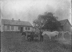 Garden Volden ved Høyland kirke. Ca. 1918 Familie med hest f
