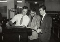 To menn (en av dem sannsynligvis E. Madland) viser turneren 