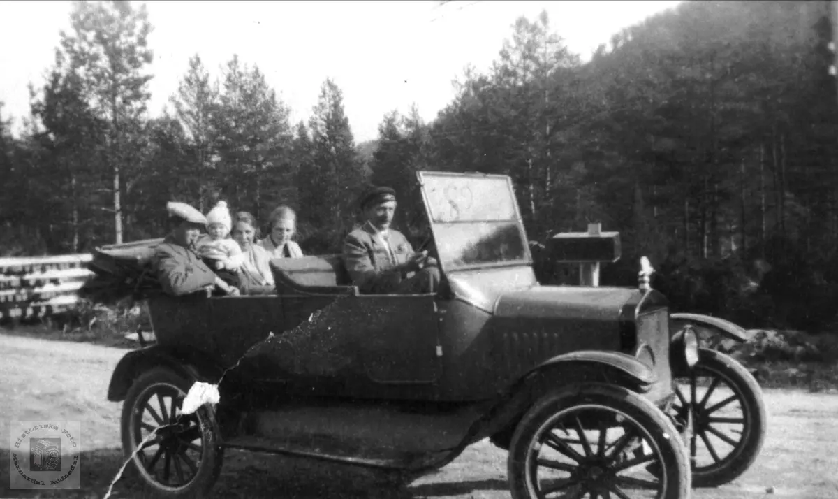 Søren B. Homme med Ford T ca 1925 modell. 