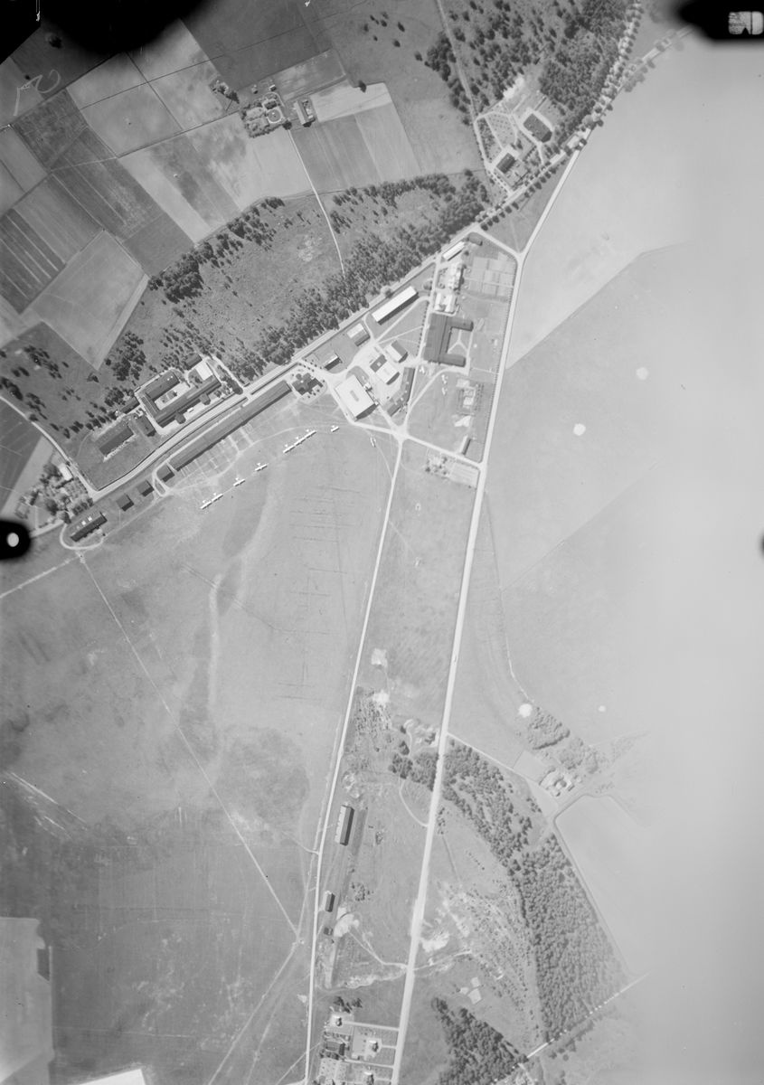 Flygfotografi av flygfältet vid F 3 Malmen och Centrala verkstaden Malmslätt, 1936. Från 2800 meters höjd.