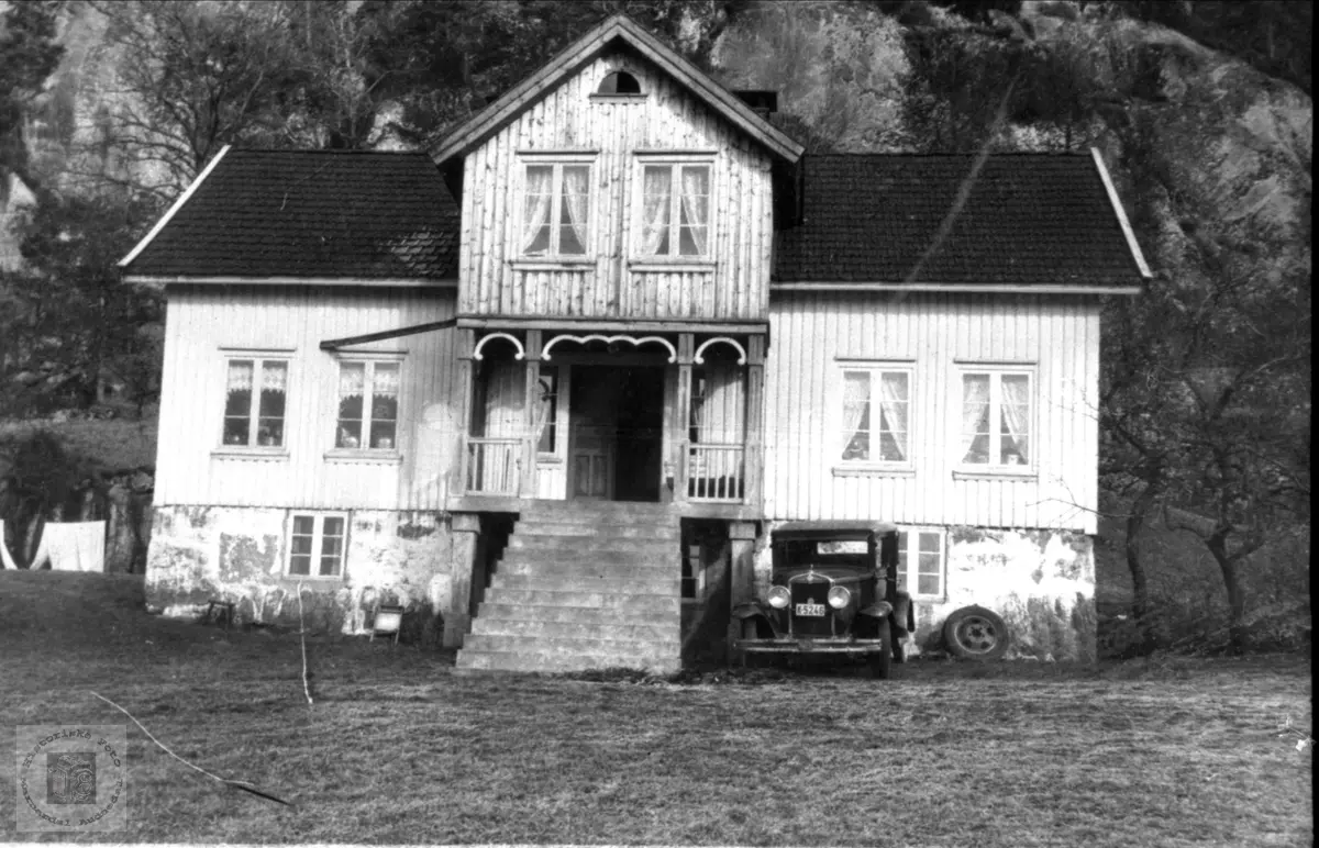 Hus og bil i Verdalen, Laudal.